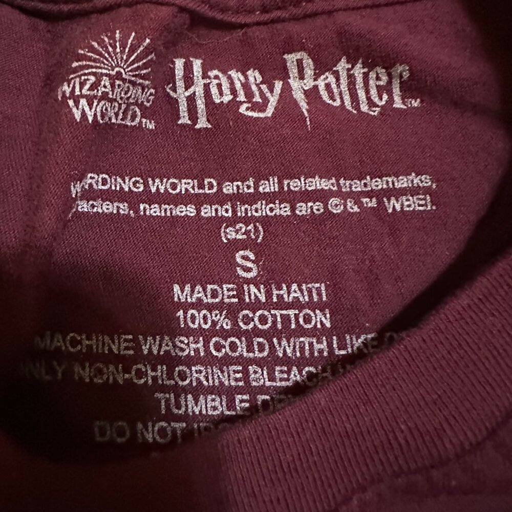 Harry Potter Gryffindor Quidditch Hogwarts School Maroon T-Shirt Size Small Cott - Picture 2 of 3